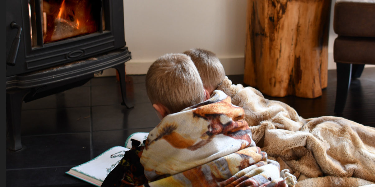 Niños frente a estufa