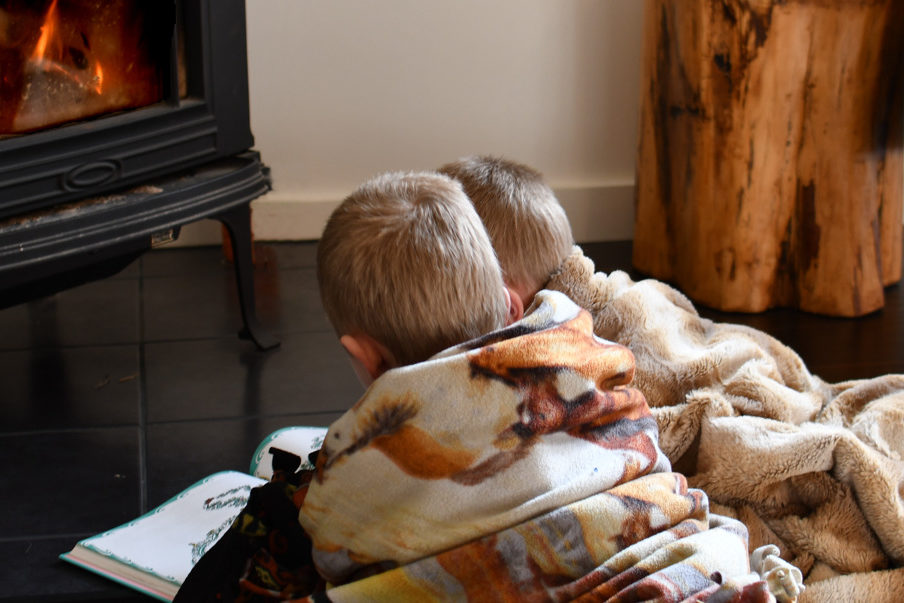 Niños frente a estufa